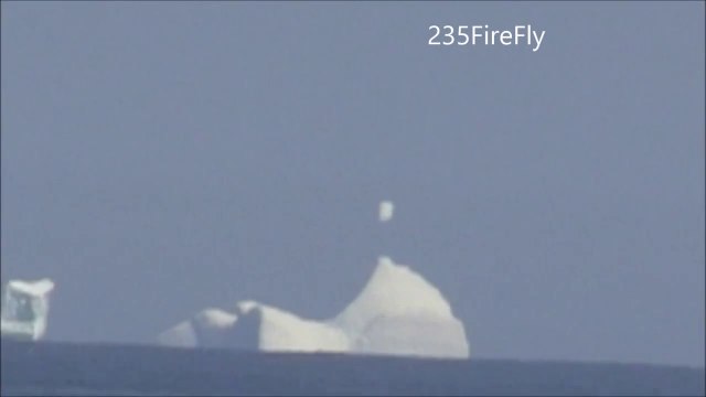 Un morceau de glace en lévitation au dessus d'un iceberg