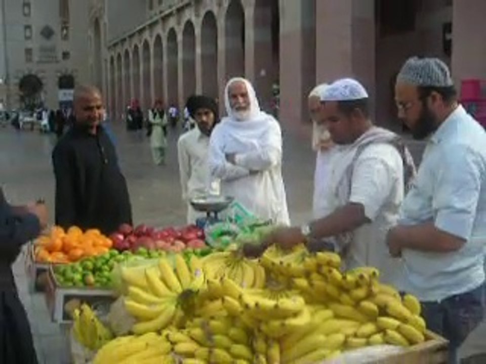 Masjid e Nabvi Gate 21 CB مسجدِ نبویؐ کے باہر فروٹ ریڑھی