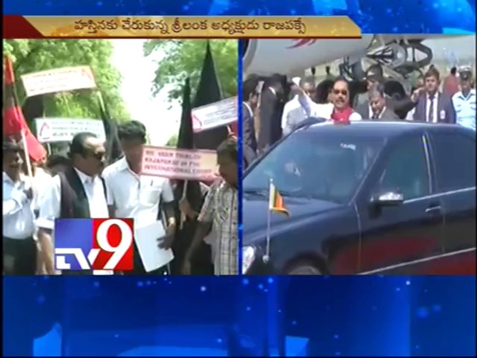 Sri Lankan President Mahinda Rajapakse arrives for Modi's swearing in