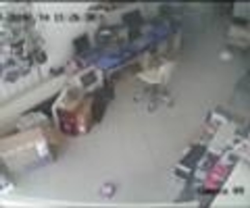 Deprem anının yeni güvenlik kamerası görüntüleri