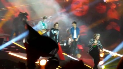 Këngëtari i “One Direction” rrëzohet në skenë - Albeu.com