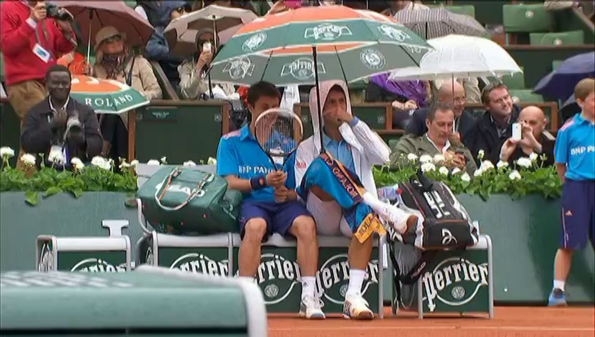 Roland-Garros : Djokovic invite un ramasseur de balles à partager son  parapluie - Vidéo Dailymotion