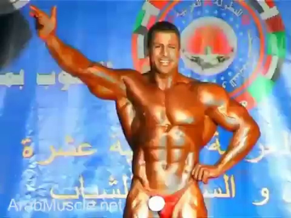 Funny Arab bodybuilder dancing