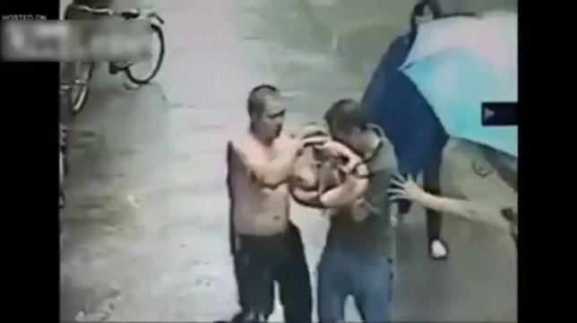 Il rattrape un bébé qui tombe du deuxième étage et le sauve