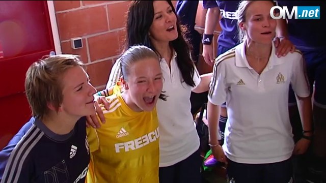 Les Olympiennes poussent leur entraîneur à l'eau