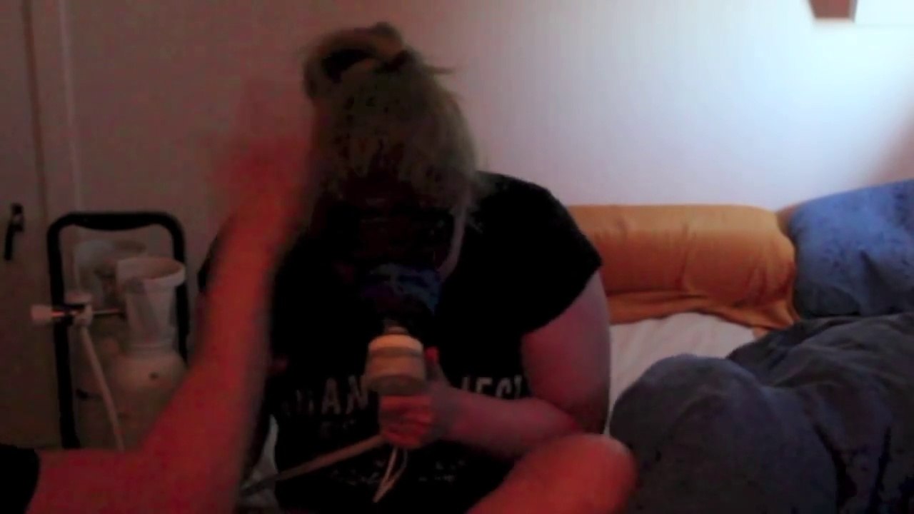 Mal de tête Ultra violent : elle se tape la tête au mur!