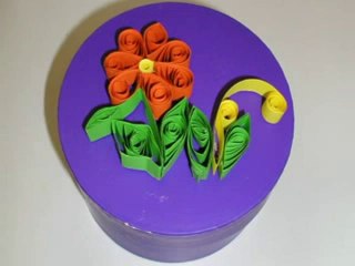 Boite cadeau décorée de fleurs en papier roulé