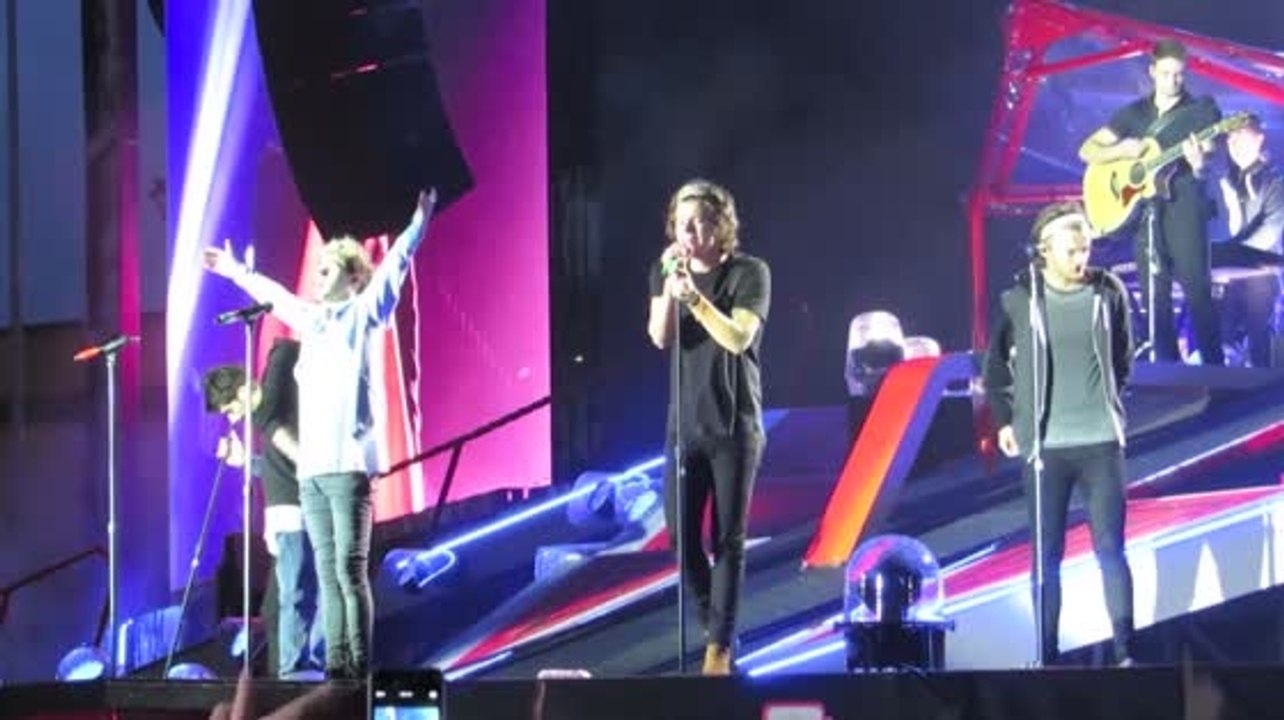 One Direction wird auf der Bühne nass