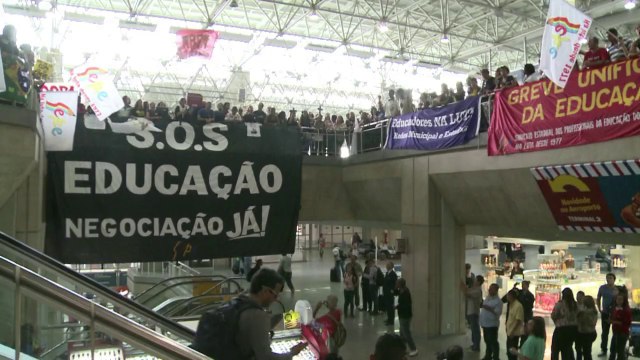Protestos marcam apresentação da seleção