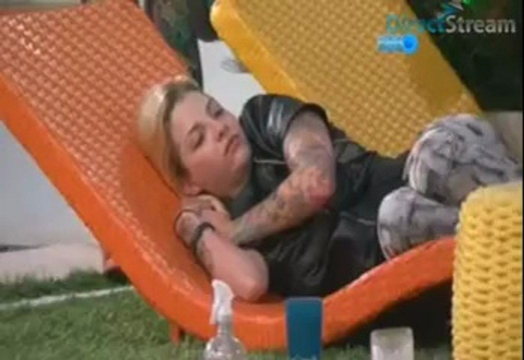 Van da selinho em Clara enquanto ela dorme