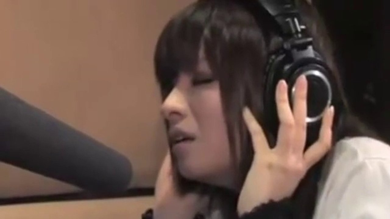 Sexy asian girl fake orgasm