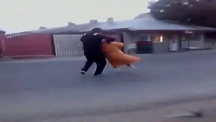 Borrachos rumanos hacen girar a 360 grados a anciana por los aires