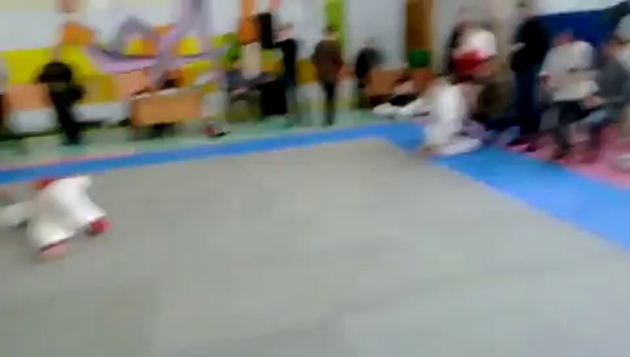 Il tombe KO après le premier coup de pied retourné