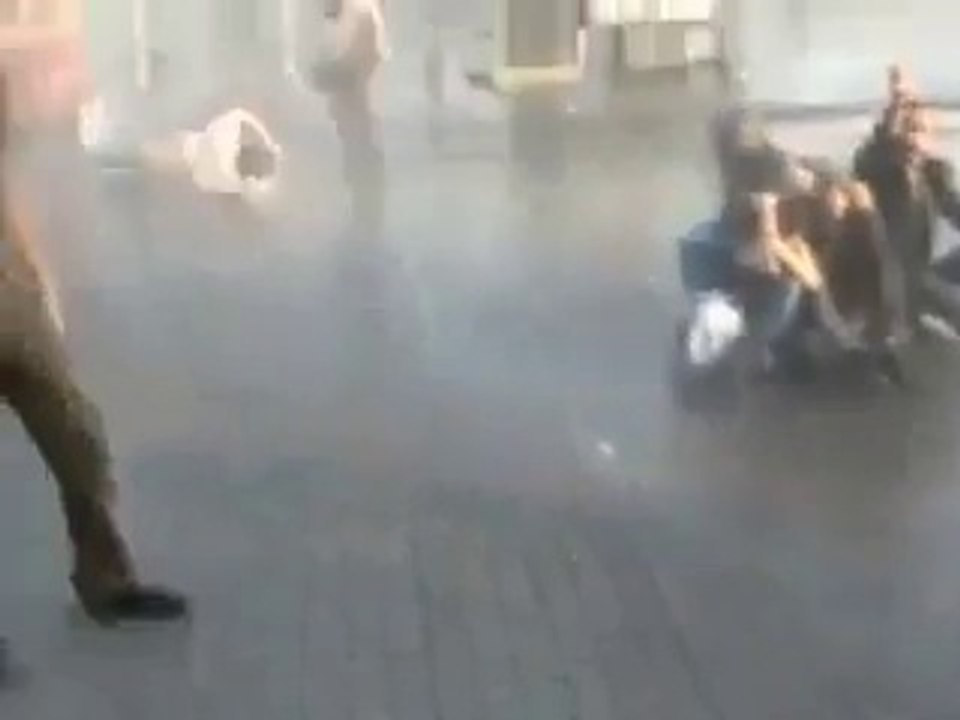 Canon à eau anti-émeute bombarde un pauvre homme...