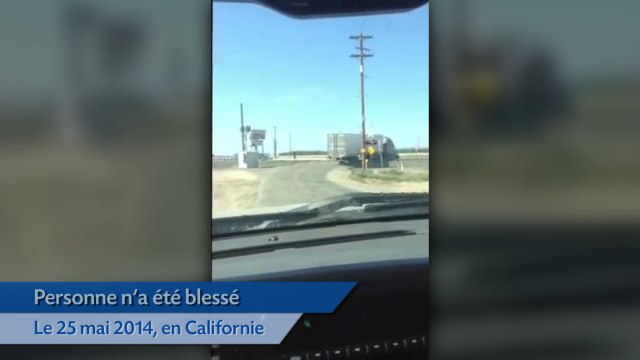 Un train détruit un camion coincé sur les rails
