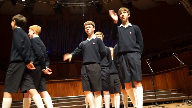 Les Petits Chanteurs à la Croix de Bois dirigés par Laura Zimmermann - Fin du concert à Canton - Tournée Chine 24 mai 2014