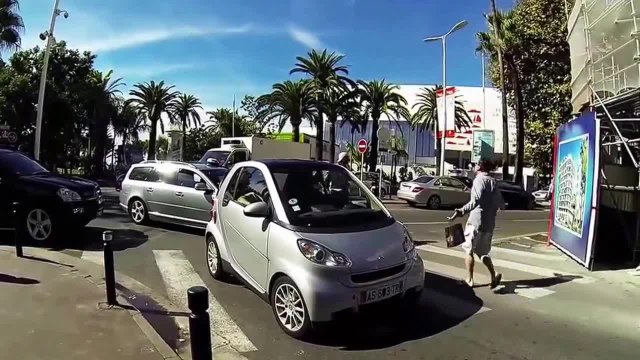 Homme sort un pistolet devant des policiers français