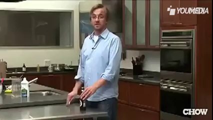 come aprire una birra con un foglio di carta