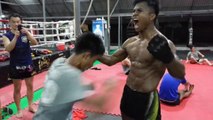 Le boxeur Buakaw Banchamek a des abdos en béton