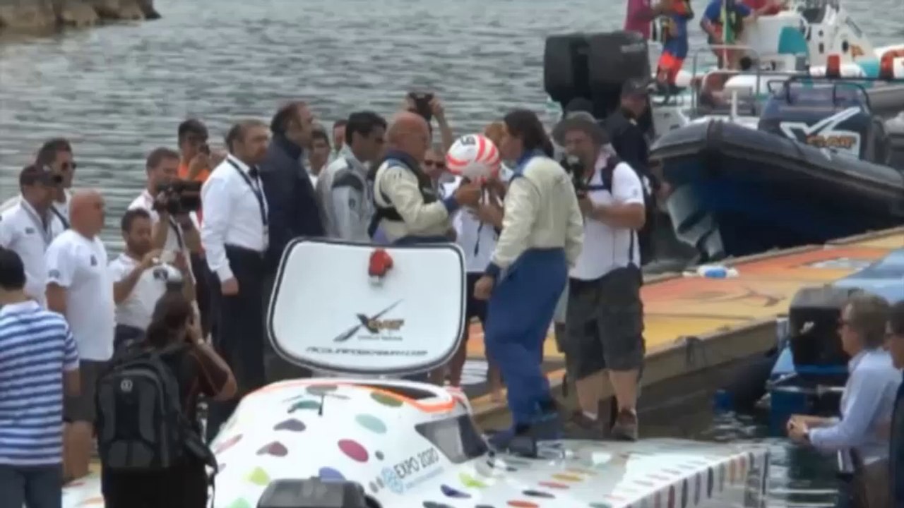 Maradona im Speedboot durch Neapel