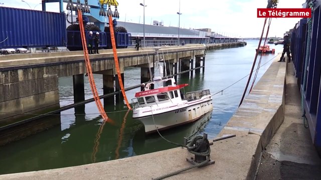 Lorient. Arrivée du caseyeur Le Mercenaire