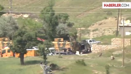 Dört Gündür Kapalı Olan Yola Bir de Hendek Açtılar