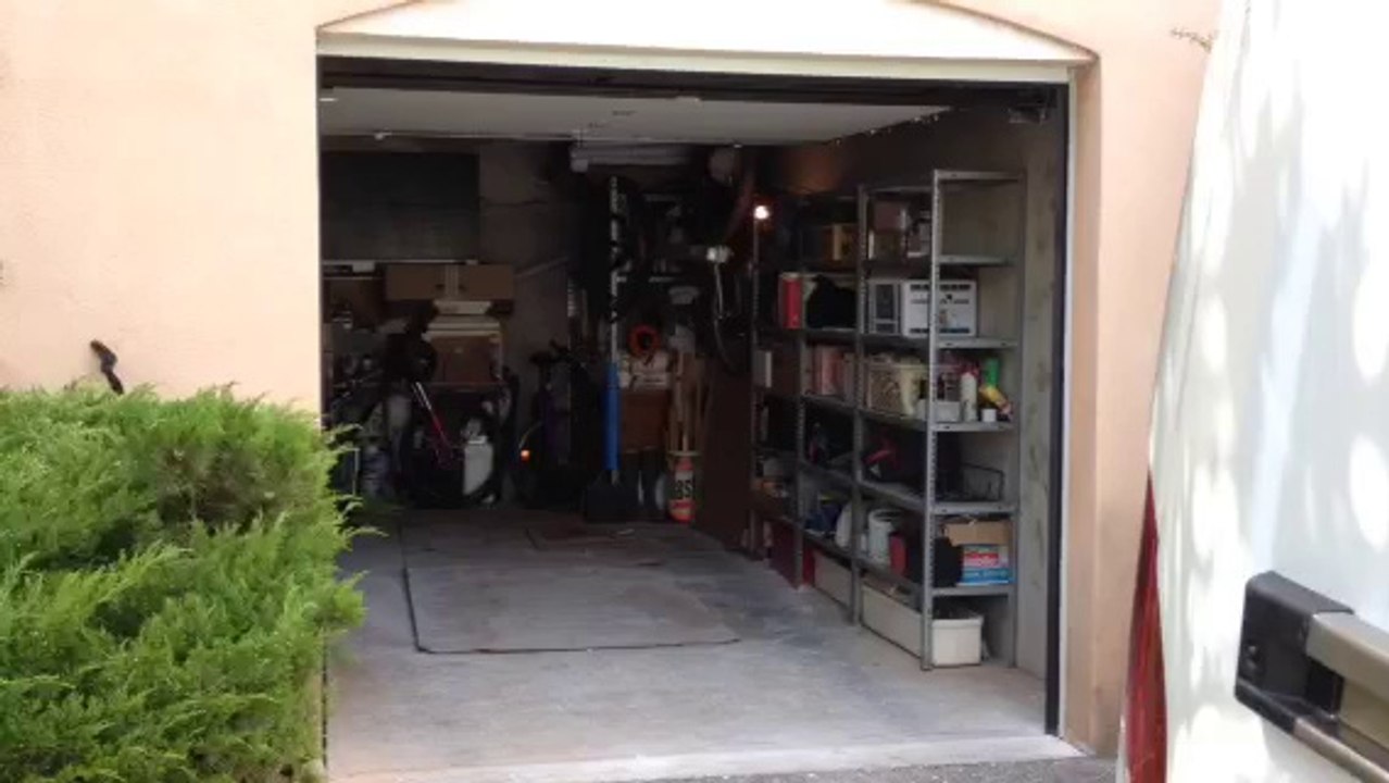 Porte de garage automatique posée par APG Accès Portes de Garage