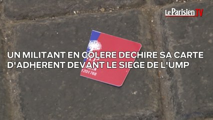 Démission de Copé : un militant déchire sa carte d'adhérent devant le siège de l'UMP
