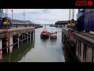 Remorquage et sortie de l'eau du Mercenaire dans le port de Lorient