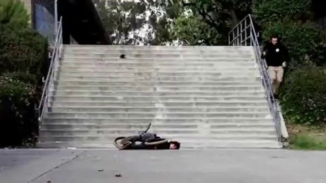 Il s'explose en sol après une chute en vélo, fail !