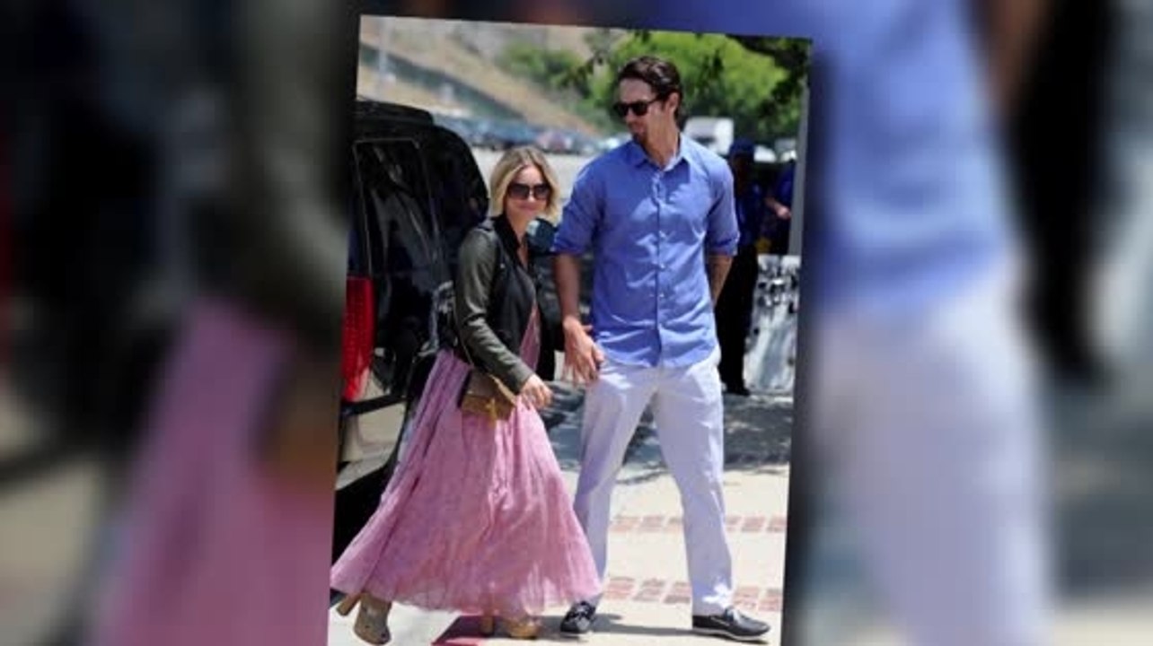 Kaley Cuoco und Ryan Sweeting kuscheln am Strand