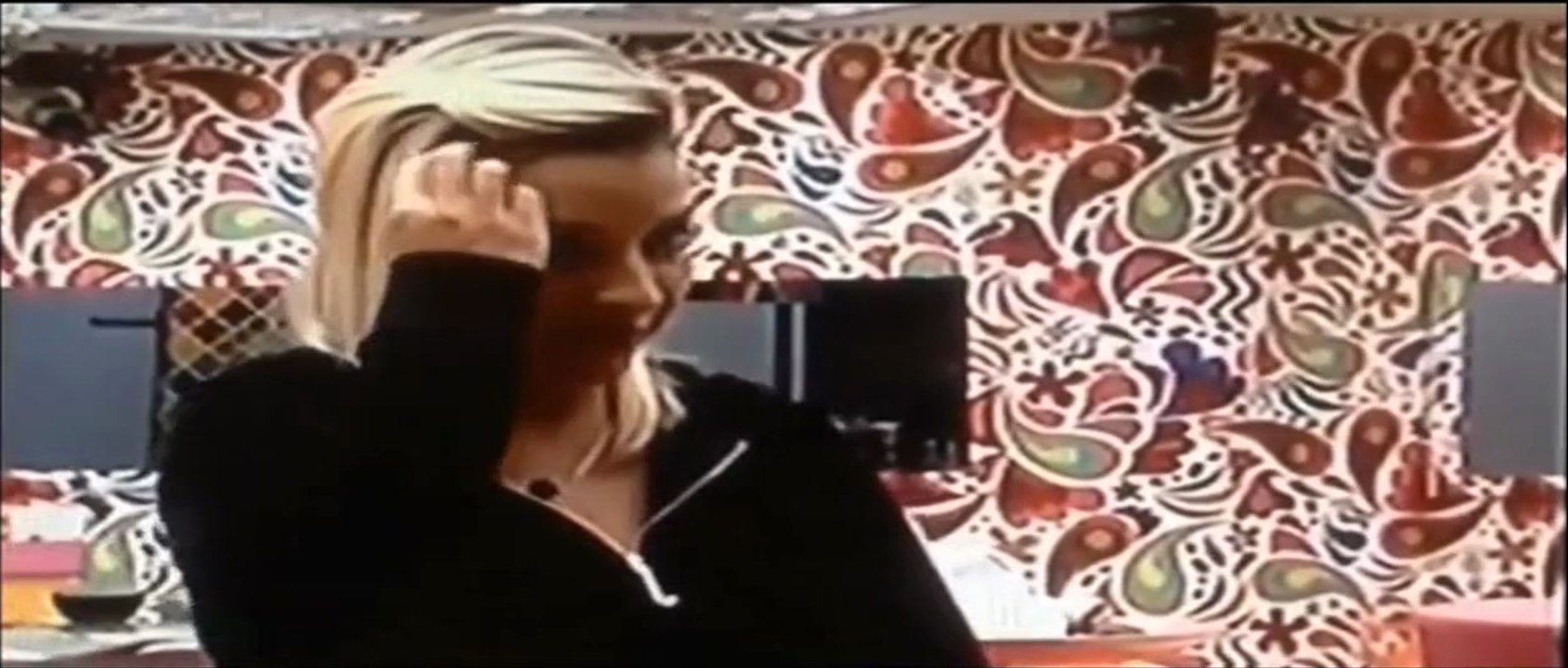 Clarinha pedindo massagem pra Van