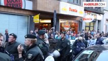 Köln'de Başbakan Yardımcısı Emrullah İşler Protesto Edildi