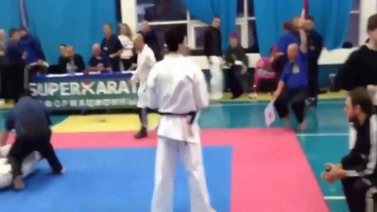 Impresionante como este joven acaba una pelea en sólo 3 segundos