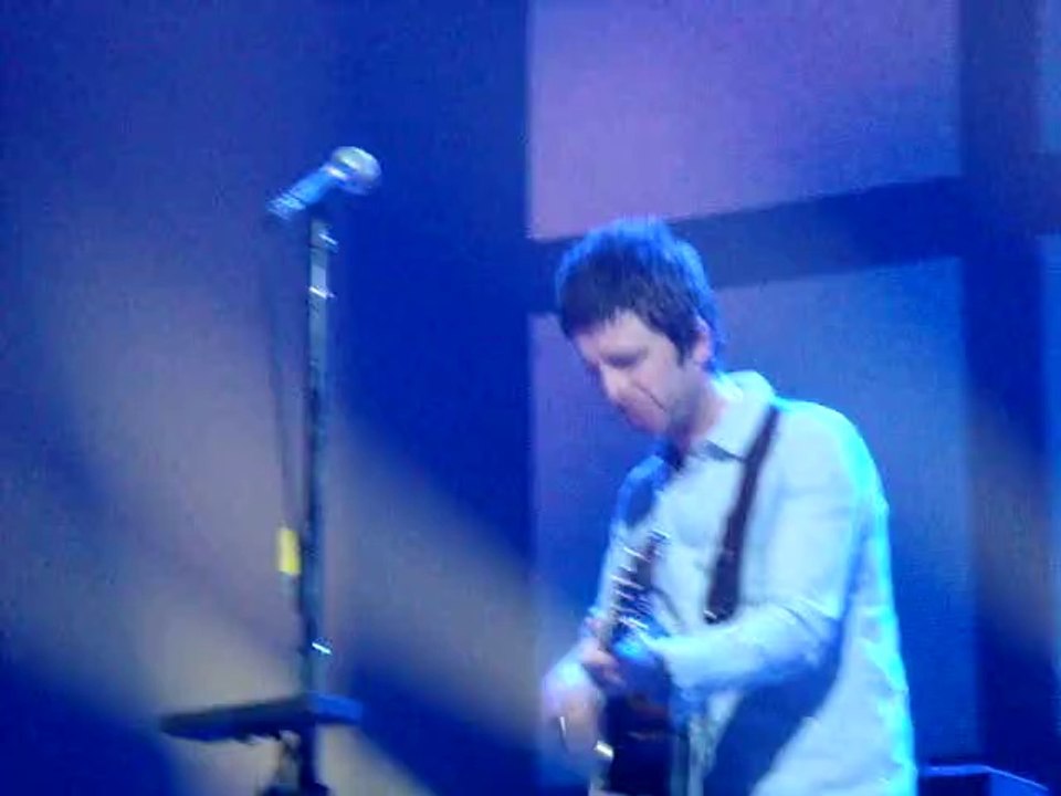 Noel Gallagher's High Flying Birds - Half The World Away
