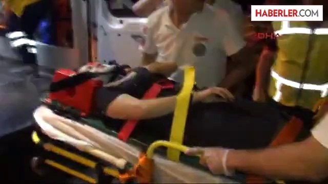 Adapazarı Karşı Şeride Geçen Otomobil Minibüse Çarptı 17 Yaralı