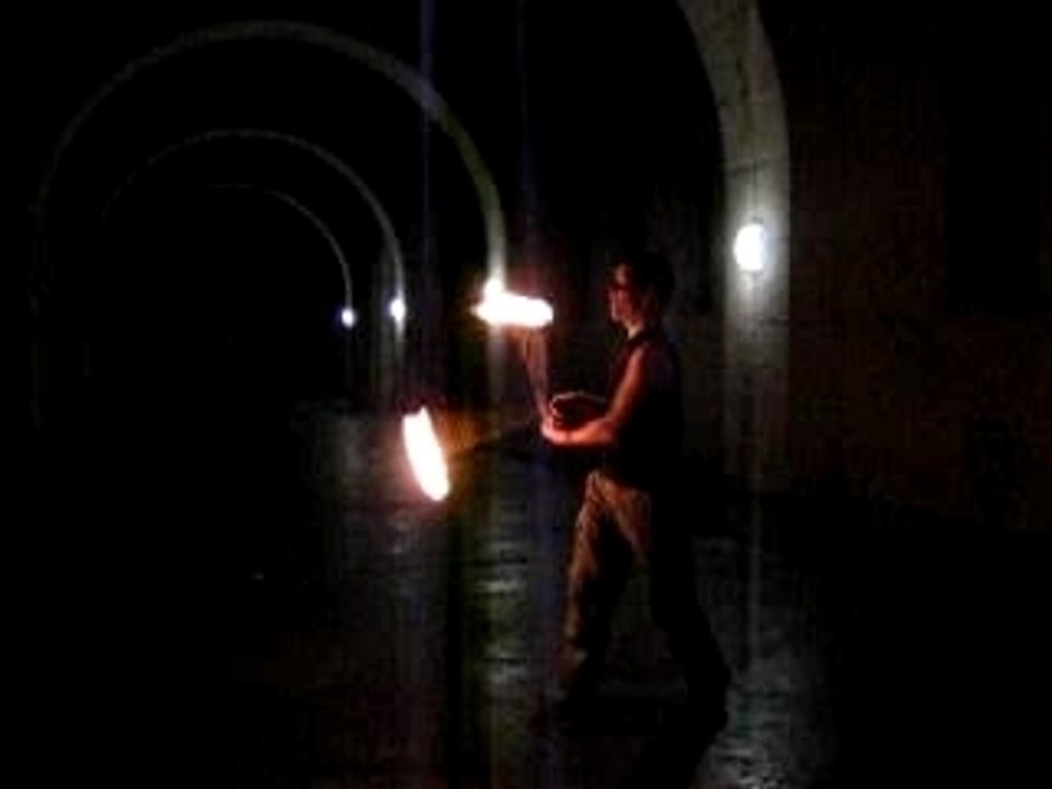 llano :  Poï, Bolas session feu - Bruxelles - 111106