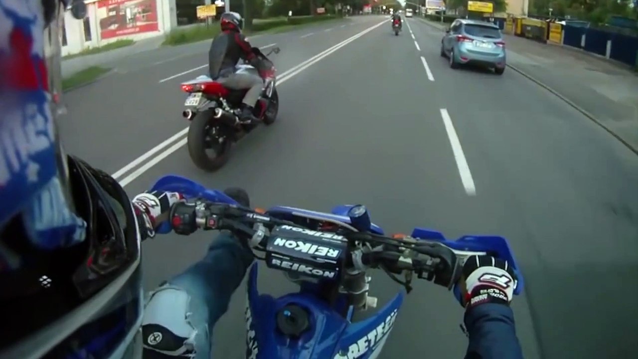 Bus Driver Gets A Low Five | Friendly Moto Drive By