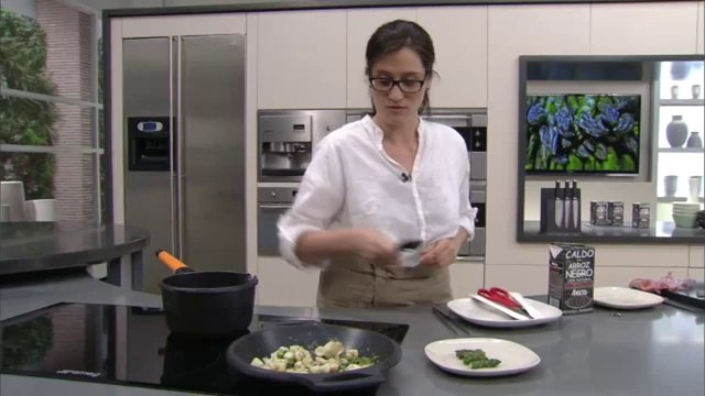 Arròs negre amb espàrrecs verds i calamar