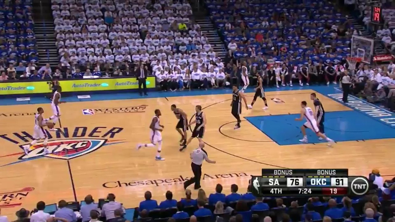 Cory Joseph poster sur Serge Ibaka