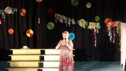 Sylvie chante : " Over the rainbow ".