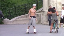 Justin Bieber sale sin camisa en su monopatín en Nueva York