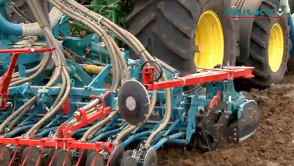 Xeos trémie frontale : débit de chantier et équilibre des charges.