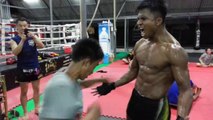 Best way to have 6 pack abs : crazy Thaï boxer!