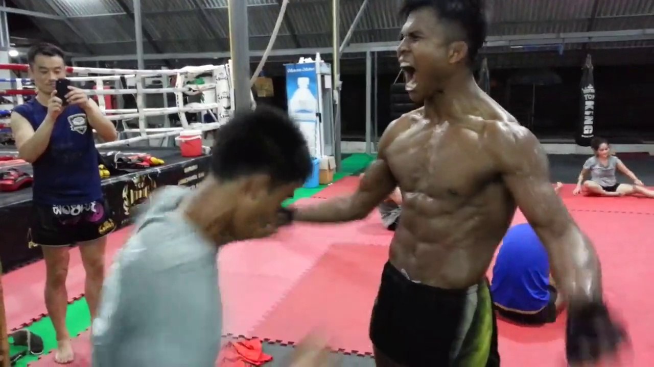 Boxeur Thaï en mode musculation se fait défoncer les abdos!