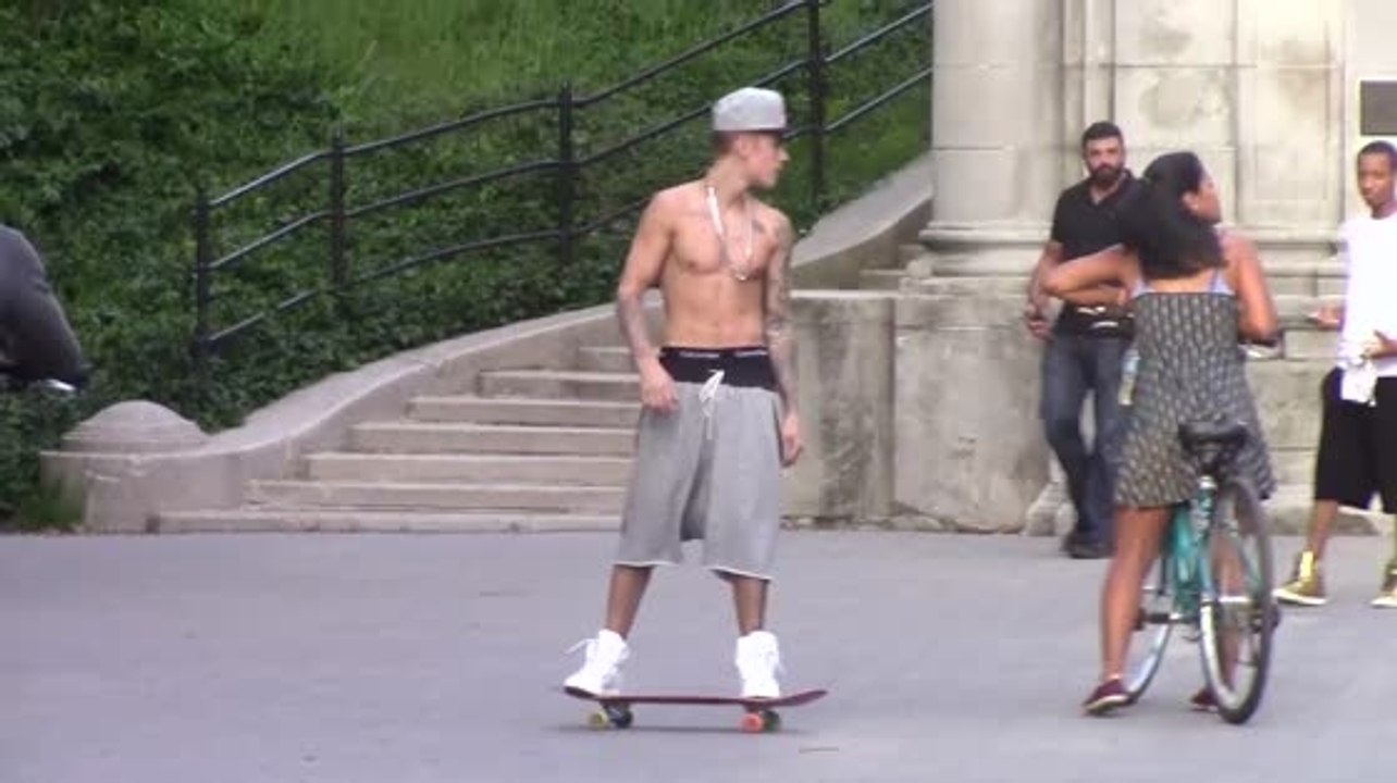 Justin Bieber fait du skate sans t-shirt à New York