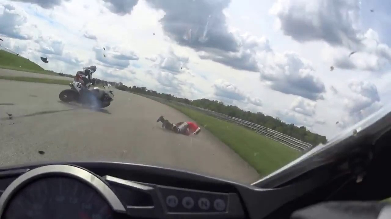 Flying motorcycles in the face !!! crazy wreck