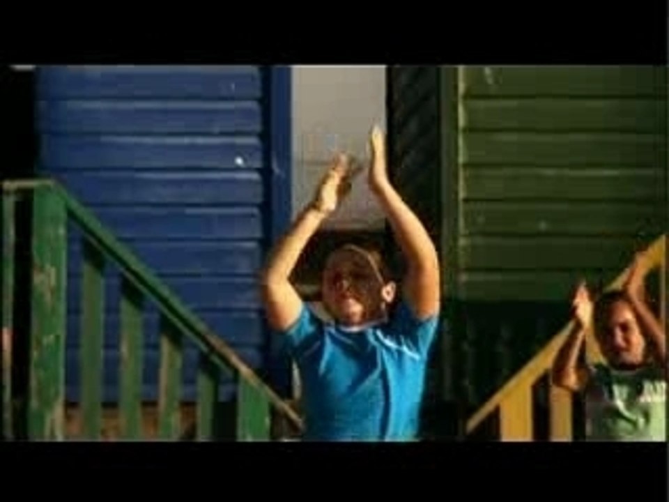 Kandoo danse sur la plage