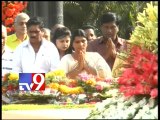 Nandamuri family members pay tributes to NTR