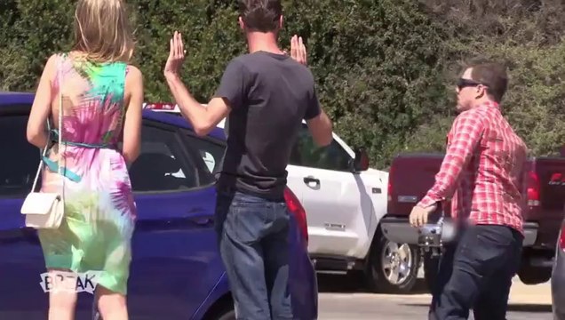 Aider une jolie fille à voler une voiture : blague énorme!